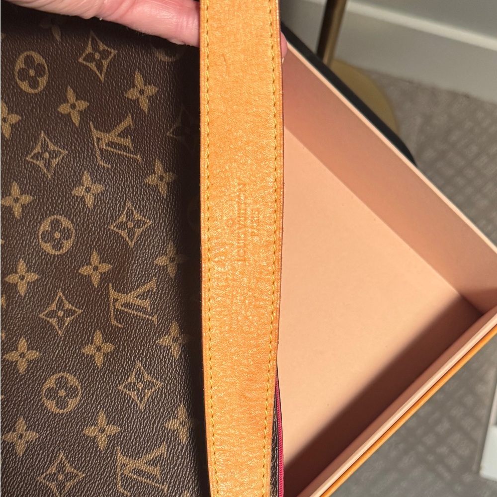 Excellent Condition Authentic Louis Vuitton Graceful MM - Picture 4 of 16